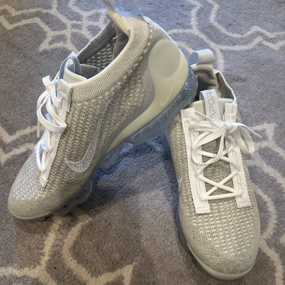 Nike Women's Light Gray Knit Sneakers